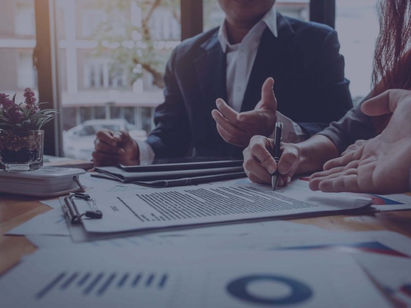 Participación, redacción y promoción en conferencias de inversionistas